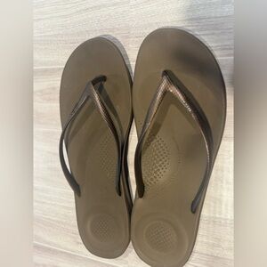 FitFlops Stylish Brown Flip-Flops
